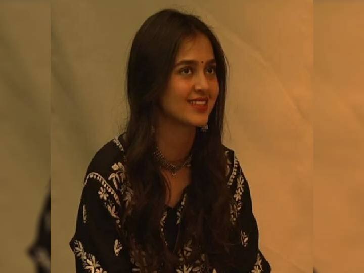 तेजस्वी प्रकाश हिने तिचे शालेय शिक्षण पूर्ण केल्यानंतर मुंबई विद्यापीठातून इलेक्ट्रॉनिक्स आणि कम्युनिकेशनमध्ये अभियांत्रिकी पदवी पूर्ण केली आहे.