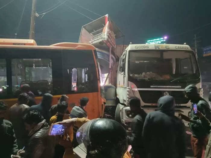 कानपूरमध्ये भीषण अपघातात 6 जणांचा मृत्यू, भरधाव बसने प्रवाशांना चिरडले, राष्ट्रपतींनी व्यक्त केला शोक Kanpur bus accident electric bus loses control in kanpur 6 dead several injured कानपूरमध्ये भीषण अपघातात 6 जणांचा मृत्यू, भरधाव बसने प्रवाशांना चिरडले, राष्ट्रपतींनी व्यक्त केला शोक