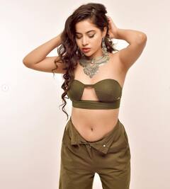 પેન્ટના બટન ખોલી ફરી સેક્સી ડ્રેસમાં ઉર્ફી જાવેદનો હોટ અંદાજ, જુઓ વાયરલ તસવીરો