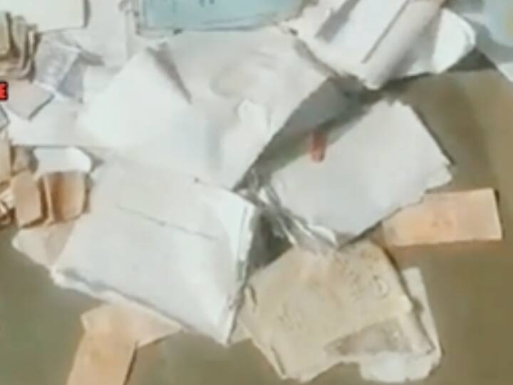 Bagger started throwing his note and property paper when he get angry, watch this viral video Watch : किसी ने दिलाया गुस्सा तो भिखारी ने कर दी नोटों की 'बारिश', देखने वाले देखते रह गए