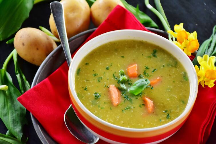 Tasty and healthy mix vegetable garlic soup recipe Kitchen Tips : घरच्या घरी बनवा चविष्ट व्हेज गार्लिक सूप, लहान मुलांच्या आरोग्यासाठीही फायदेशीर!