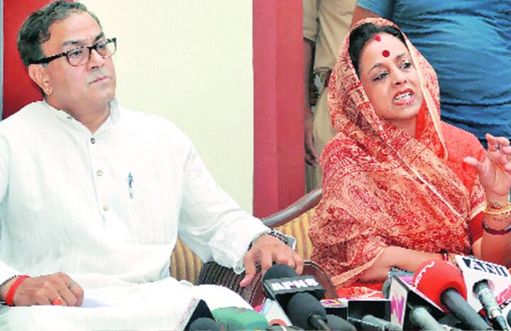 साल 2019 में संजय सिंह और अमीता सिंह दोनों कांग्रेस छोड़ बीजेपी में शामिल हो गए थे. देखना होगा कि 2022 में गरिमा सिंह और अमीता सिंह में से किसे बीजेपी से टिकट मिलता है.