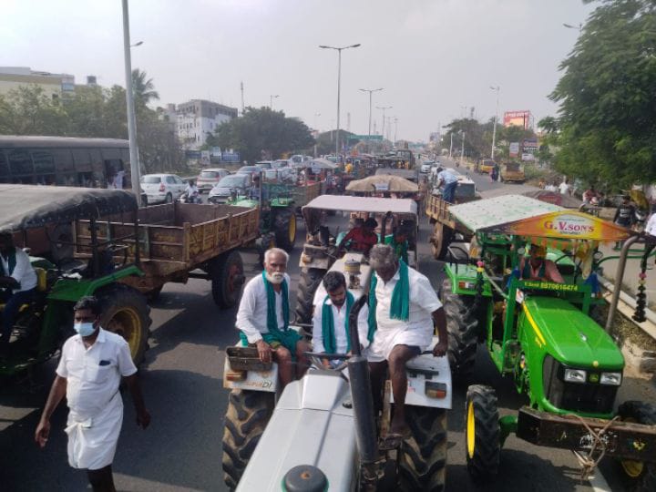 திருச்சி-சென்னை நெடுஞ்சாலையில்  டிராக்டர்களை சாலையில் நிறுத்தி விவசாயிகள் போராட்டம்