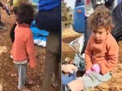 Watch: ठंड से कांप रही बच्ची को युवक ने कुछ इस अंदाज में दिखाई इंसानियत, लोग कर रहे तारीफ