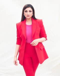 Parineeti Chopra: అప్పుడే విరిసిన ఎర్ర మందారంలా పరిణీతి చోప్రా
