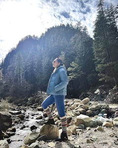 Mimi Chakraborty: পাহাড় ঘেরা বারন্দায় রোদের উষ্ণতা উপভোগ, কেমন কাটছে মিমির ছুটি?