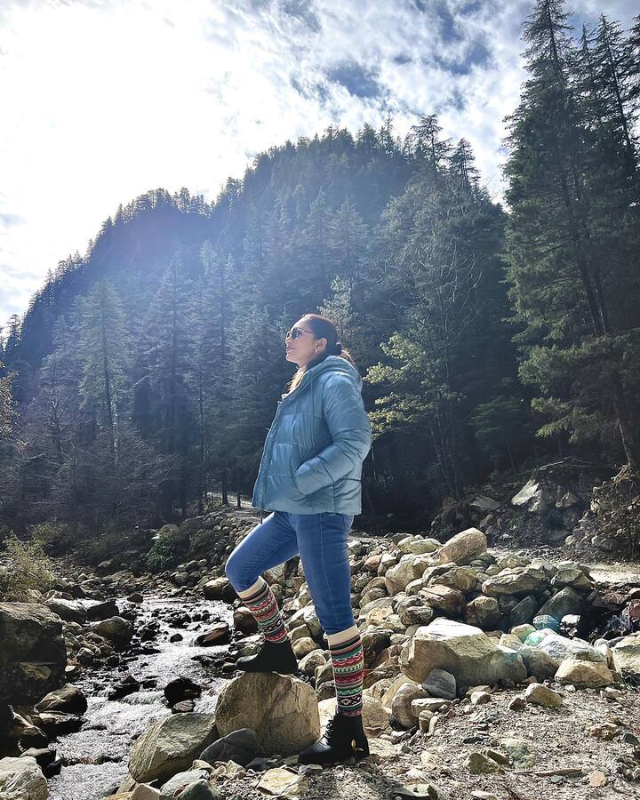 কখনও মান্ডি ভ্যালির কোলে কখনও আবার বরফ ঢাকা সাদা পাহাড়ে সময় কাটাচ্ছেন নায়িকা সাংসদ। প্রাণ ভরে উপভোগ করছেন পাহাড়ের সৌন্দর্য্য।