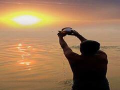 Surya Arghya Niyam: सूर्य देव को अर्घ्य देने से पहले जान लें ये जरूरी नियम, धन की सभी समस्याओं से मिलेगा छुटकारा