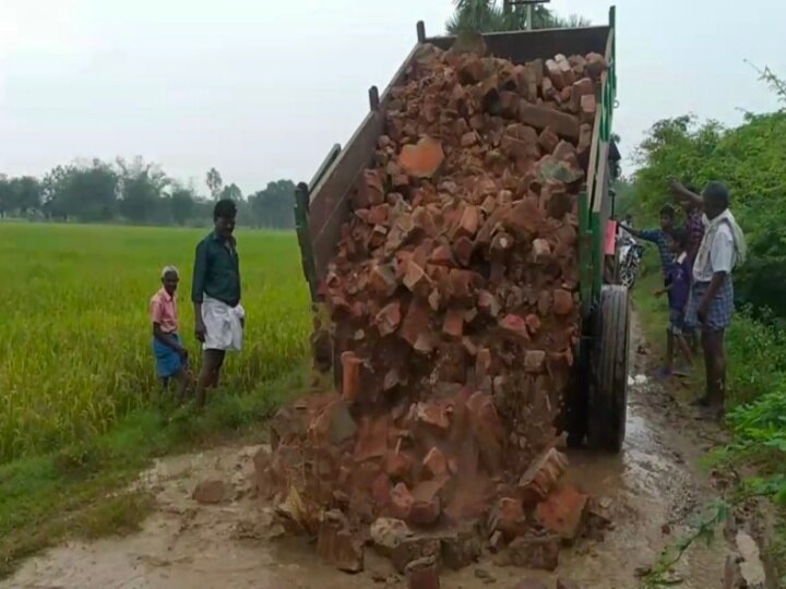 நாகையில் குண்டும் குழியுமான சாலையை ஒன்றுபட்டு  சீரமைத்த கிராம மக்கள்