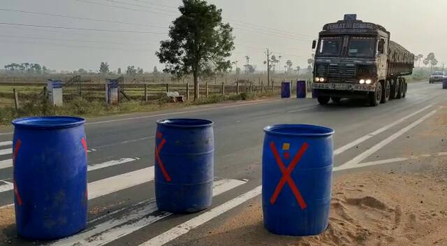 Nellore: Plastic Drums Used As Speedbreakers On Nellore Mumbai National Highway Nellore Speed Breakers: నెల్లూరులో ప్రాణాలు తీస్తున్న స్పీడ్ బ్రేకర్లు.. హైవేలపై ఇదెక్కడి విడ్డూరం.. 