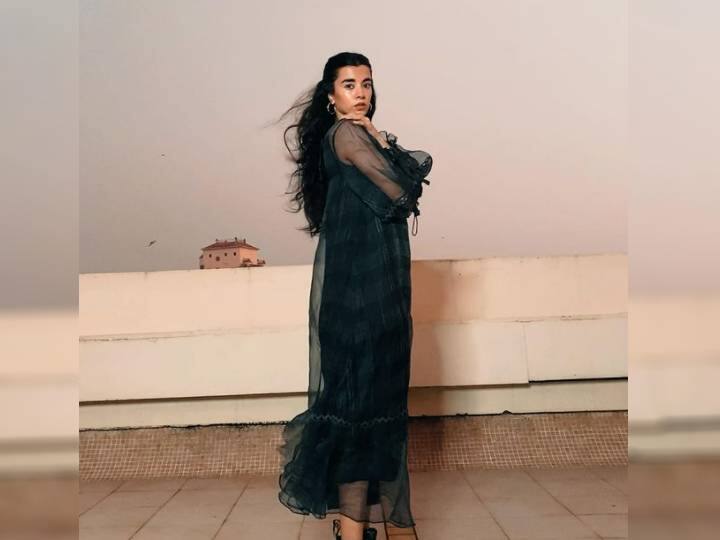 या ‘मिस्ट्री गर्ल’चे नाव सबा आझाद (Saba Azad) आहे. सबा आझाद एक बॉलिवूड अभिनेत्री देखील आहे.