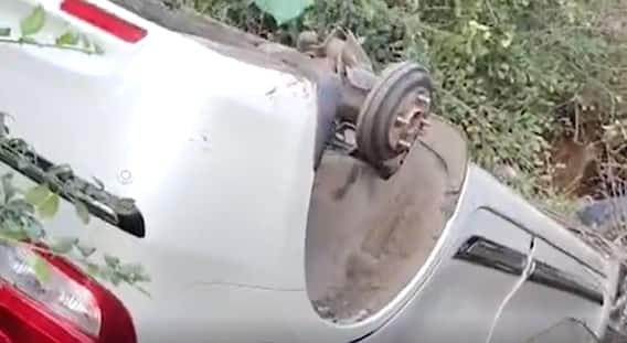 ప్లాస్టిక్ డ్రమ్ముల్లో ఇసుక నింపి స్పీడ్ బ్రేకర్ల ఏర్పాటు వల్ల తరచూ ప్రమాదాలు.