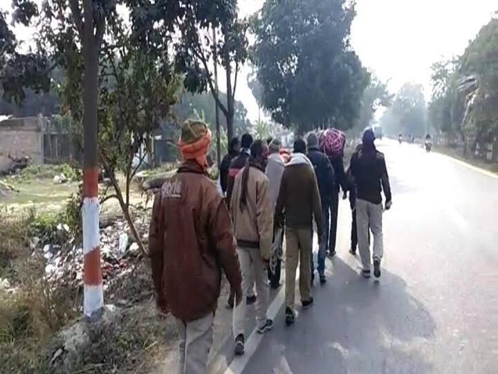 Bihar Police Constable walked 22 km with the prisoners in vaishali, now the video is going viral, watch here ann 'साहब का आदेश है क्या करें...', कैदियों को लेकर 22 किलोमीटर पैदल चले सिपाही, अब Video हो रहा Viral, देखें यहां