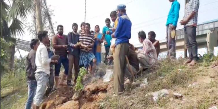 West Midnapur last rites of a monkey, killed in road accident perfomed by locals following rituals in ghatal West Midnapur News: ঘাটালে পথ দুর্ঘটনায় মৃত্যু হনুমানের, প্রথা মেনে মাথা মুড়িয়ে শেষকৃত্য সম্পন্ন করলেন স্থানীয়রা