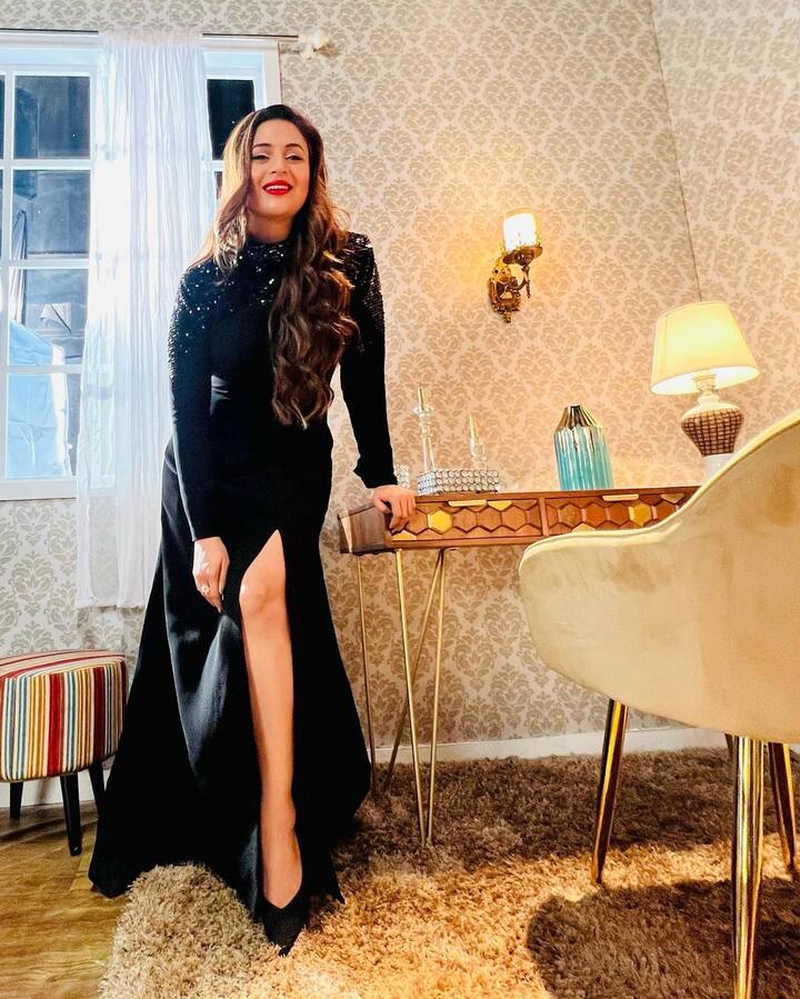 मुलाखतीमध्ये दिव्यांका म्हणाली, 'जेव्हा तुम्हाला इंडस्ट्रीमध्ये पहिला ब्रेक मिळतो. तेव्हा अनेक लोक त्याचा फायदा घेतात. तेव्हा तुम्हाला तुमच्या बुद्धीचा वापर करावा लागतो. तुमच्या कॉन्ट्रॅक्टमध्ये तुम्हाला लुटले जाते. सुरूवातीला काही माहित नसल्यामुळे कमी पैसे घेऊन तुम्हाला जास्त काम करावे लागते.'