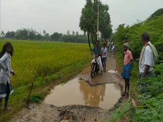 Public people indulged in Road construction work at Keezhaiyur , Nagapattinam நாகையில் குண்டும் குழியுமான சாலையை ஒன்றுபட்டு  சீரமைத்த கிராம மக்கள்
