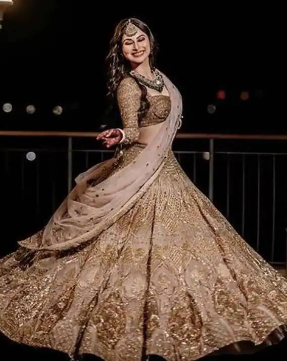 लग्नानंतर मौनीचा संगीत कार्यक्रम झाला, ज्यामध्ये तिने सुंदर सोनेरी रंगाचा लेहेंगा परिधान केला होता. यामध्ये मौनी अप्सरापेक्षा कमी दिसत नव्हती.