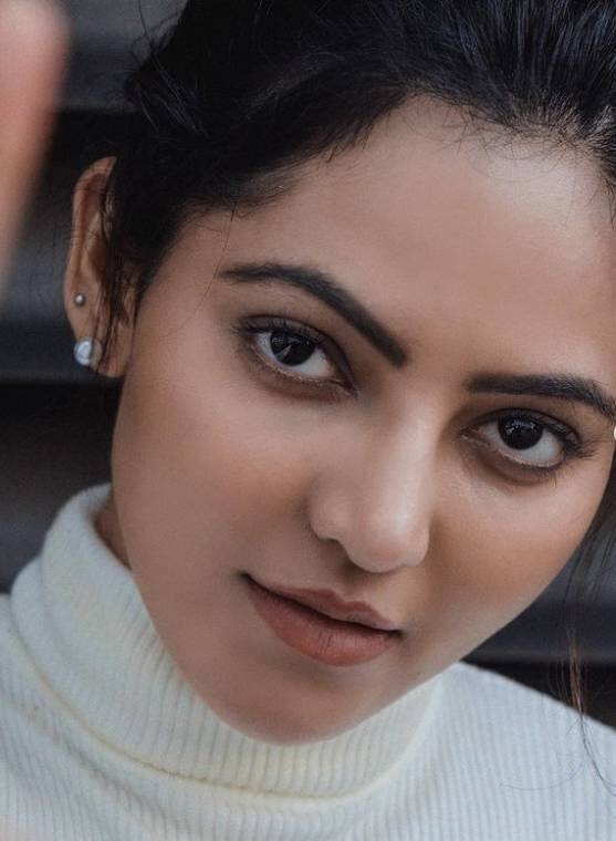 பறவையாய் திாிந்தவள் இறகு போல் தரையிலே விழுகிறேன்