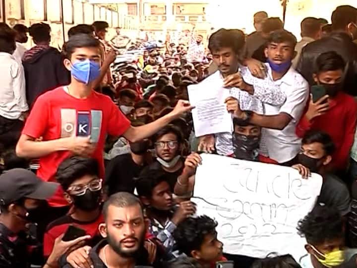 student protest against SSC HSC offline exam in nagpur mumbai aurangabad hindustani bhau Student Protest : दहावी, बारावीच्या  परीक्षा ऑनलाईन घेण्याच्या मागणीसाठी विद्यार्थी रस्त्यावर, कोरोना नियमांचा फज्जा