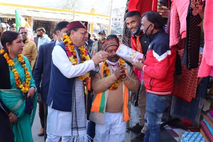 वहीं पुष्कर सिंह घामी ने भी आज पौड़ी गढ़वाल में डोर टू डोर जनसम्पर्क अभियान किया. इस दौरान उन्होंने स्थानीय जनता से संवाद करते हुए भाजपा के विधानसभा प्रत्याशी श्री राजकुमार पोरी जी के पक्ष में वोट डालने की अपील की.