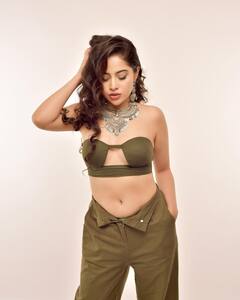 Urfi Javed ने फोटोज शेयर कर बताया डिनर के बाद कैसा होता है हर लड़की का हाल, क्या आपके साथ भी होता है ऐसा?