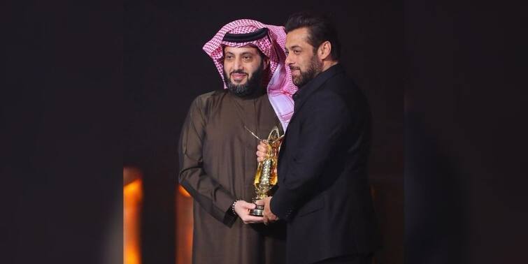 Bollywood Actor Salman Khan honoured with Personality of the Year Award in Saudi Arabia, shares PIC Salman Khan Award: সৌদি আরবে 'পার্সোনালিটি অফ দ্য ইয়ার'-এর তকমা পেলেন সলমন খান