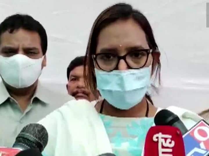Maharashtra: Students protested Education Minster Prof. Varsha Eknath Gaikwad's house, against offline exams Maharashtra Student Protest: ऑफलाइन परीक्षाओं को लेकर छात्रों ने किया प्रदर्शन, शिक्षा मंत्री बोलीं- करेंगे इस पर विचार