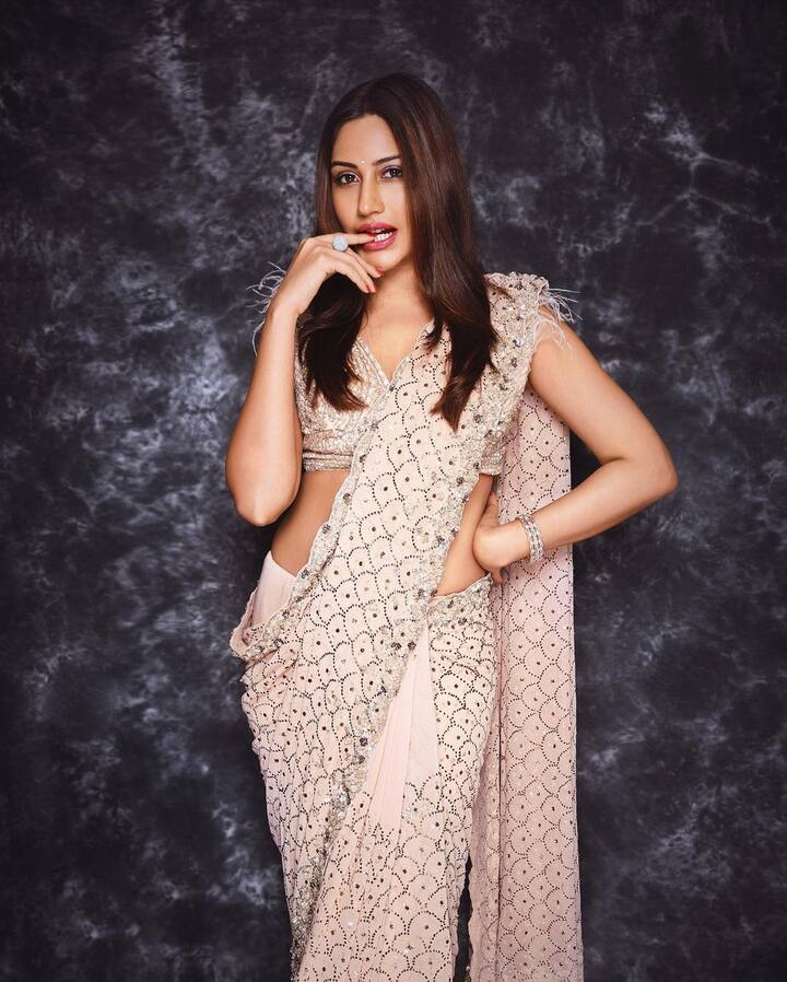 सुरभि चंदना ने एक बार फिर से इंस्टाग्राम पर अपनी तस्वीरें शेयर की हैं. इन तस्वीरों में वो साड़ी पहने कहर बरपाती हुई नजर आ रही हैं.