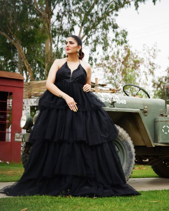 सपना चौधरी के एक ठुमके पर फैंस मर-मिटने के लिए तैयार नजर आते हैं. सपना चौधरी की फैन फॉ़लोइंग के बारे में बात करें तो वो किसी बॉलीवुड स्टार्स से बिल्कुल भी कम नहीं है.