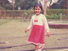 Name The Star: फ्रॉक पहनी बॉल से खेलती ये बच्ची आज हाथों में रचा चुकी हैं सुहाग की मेहंदी, पहचाना क्या?