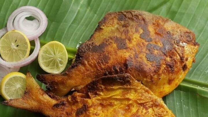 এ বার ম্যারিনেট করা পমফ্রেট মাছের পেটে কুচ চিংড়ির মিশ্রণ ভরে দিন চেপে চেপে। এর পর কলাপাতা দিয়ে ভাল করে মুড়ে নিন।