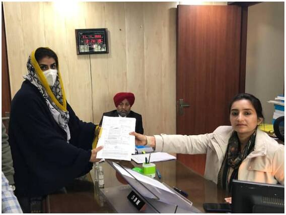 Sidhu Vs Majithia की जंग में नया ट्विस्ट, बिक्रम सिंह मजीठिया ने चल दिया तुरुप का इक्का! मैदान में पत्नी को उतारा Sidhu Vs Majithia की जंग में नया ट्विस्ट, बिक्रम सिंह मजीठिया ने चल दिया तुरुप का इक्का! मैदान में पत्नी को उतारा