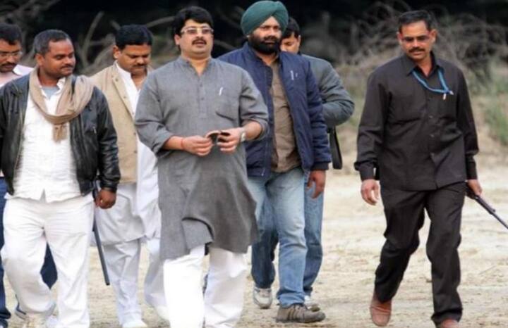 प्रतापगढ़ के कुंडा से निर्दलीय विधायक राजा भैया को लेकर कई तरह की अफवाहें सालों से चली आ रही हैं. उनके लिए कहा जाता रहा है कि जो भी कोई उनसे दुश्मनी करता है उसे वो मगरमच्छों से भरे तालाब में फिकवा देते हैं. राजा भैया ऐसी बातों के लिए कहते हैं कि प्रतापगढ़ में आंवला और अफवाह बहुत मशहूर है.