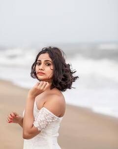 Losliya clicks: மில்கி...ஒயிட்டி...லாஸ்லியாவின் கியூட்டி ஸ்டில்ஸ்...!