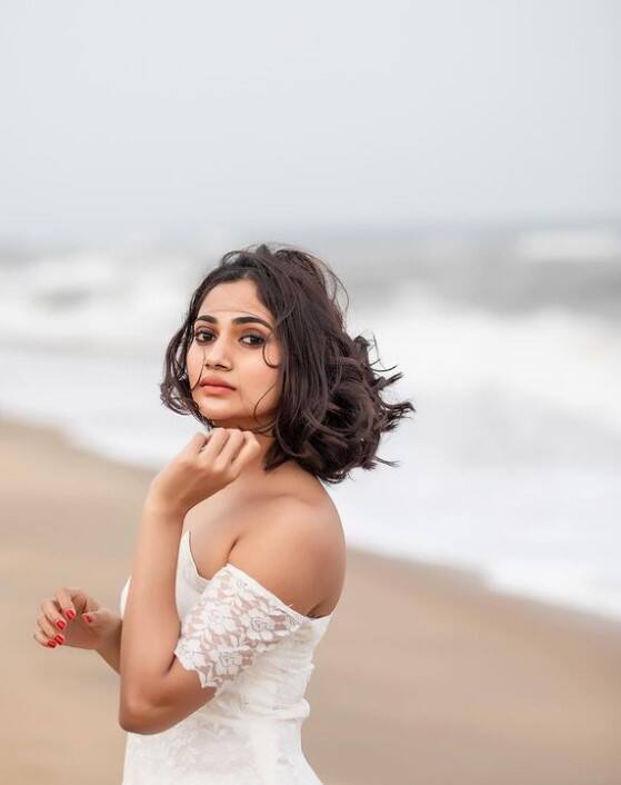 ஒவ்வொரு நாளும் ஒவ்வொரு அழகில் பூத்து நீ குலுங்கினாய்