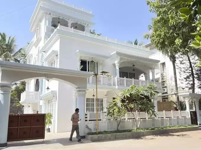 एक्टर का ये घर बाहर से ही देखने से किसी सपनों के महल से कम नहीं दिखता है.