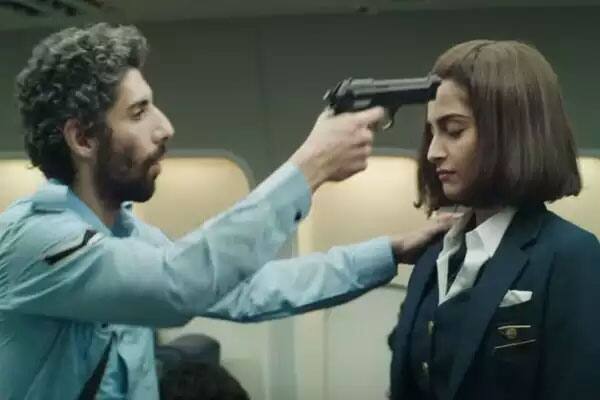 नीरजा (Neerja)- सत्य घटना पर आधारित सोनम कपूर की नीरजा ने भी बॉक्स ऑफिस पर अच्छा कलेक्शन किया. इस फिल्म ने 71 करोड़ कमाए थे. (फोटो – सोशल मीडिया)