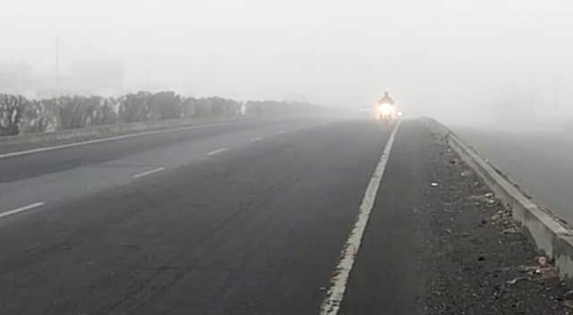 Ahmedabad fog : zero visibility in Ahmedabad city, atmosphere change in Ahmedabad, Banaskantha, Patan and Jamnagar Gujarat Fog : અમદાવાદમાં વહેલી સવારથી ધુમ્મસવાળું વાતાવરણ, વાહનચાલકોને પડી ભારે હાલાકી