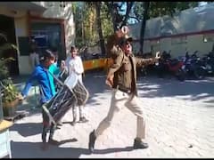MP News: थाना परिसर में ढोलक के थाप पर थिरकते दिखे पुलिसकर्मी, जानें क्या है पूरा मामला