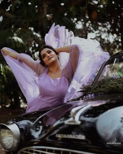 Ramya Nambeesan pics: பழைய அம்பாஸ்டரில் ரம்யா நம்பீசனின் ஃபோட்டோ ஷூட்!