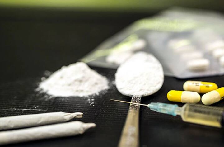 ਖੈਰ, ਚੰਗੀ ਗੱਲ ਇਹ ਰਹੀ ਕਿ ਮਰੀਜ਼ ਦੇ ਜ਼ਖਮ ਭਰ ਗਏ। ਲਾਗ ਨੂੰ ਰੋਕ ਦਿੱਤਾ ਗਿਆ ਸੀ। ਇਲਾਜ ਦੌਰਾਨ ਪਤਾ ਲੱਗਾ ਕਿ ਮਰੀਜ਼ ਕਈ ਸਾਲਾਂ ਤੋਂ ਸੂਈ ਰਾਹੀਂ ਨਸ਼ਾ ਕਰ ਰਿਹਾ ਸੀ। ਉਸ ਦੇ ਸਰੀਰ 'ਤੇ ਟੀਕਾ ਲੱਗਣ ਕਾਰਨ ਕਈ ਥਾਵਾਂ 'ਤੇ ਜ਼ਖ਼ਮ ਹੋ ਗਏ ਸਨ। ਹੁਣ ਉਸ ਨੂੰ ਆਪਣੇ ਸਰੀਰ 'ਤੇ ਕਿਸੇ ਨਵੀਂ ਥਾਂ 'ਤੇ ਟੀਕਾ ਲਗਾਉਣਾ ਪਿਆ। ਕਿਉਂਕਿ ਪੁਰਾਣੀਆਂ ਥਾਵਾਂ 'ਤੇ ਉਹ ਅਜਿਹਾ ਨਹੀਂ ਕਰ ਸਕਦਾ ਸੀ। ਜਦੋਂ ਉਸ ਨੂੰ ਕੋਈ ਥਾਂ ਨਹੀਂ ਮਿਲੀ, ਤਾਂ ਉਸ ਨੇ ਆਪਣੇ ਲਿੰਗ ਦੀ ਡੋਰਸਲ ਨਾੜ ਵਿਚ ਦਵਾਈ ਦਾ ਟੀਕਾ ਲਗਾ ਦਿੱਤਾ।