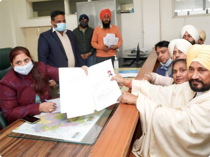 इससे पहले चरणजीत सिंह चन्नी ने सोमवार को बरनाला जिले की भदौड़ (आरक्षित) सीट से भी नामांकन पत्र दाखिल किया था. वह पंजाब के पहले ऐसे मुख्यमंत्री हैं, जो अनुसूचित जाति से संबंध रखते हैं.