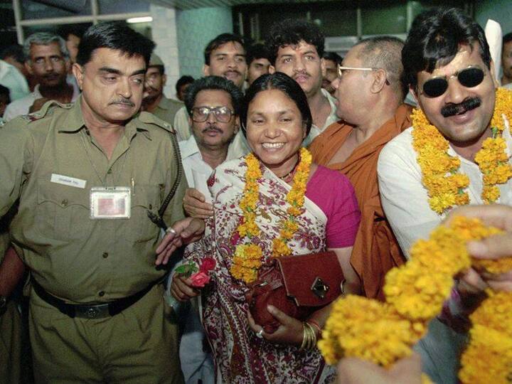 समाजवादी पार्टी के टिकट पर संसद तक पहुंचने वालीं दिवंगत नेत्री फूलन देवी कभी स्कूल ही नहीं गई थीं. फूलन देवी राजनीति में आने से पहले डकैत थीं. 