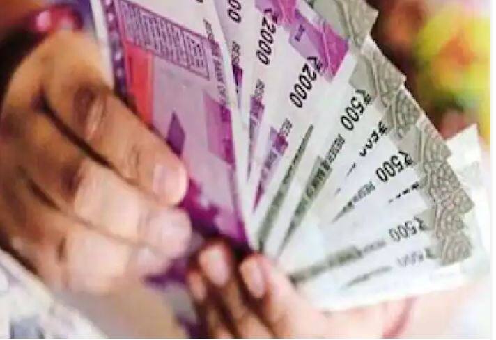 ਬਿਨਾਂ ਸੋਚੇ ਸਮਝੇ ਗਲਤੀ ਨਾਲ ਖਾਤੇ ਵਿਚ ਆਏ ਪੈਸੇ ਨੂੰ ਖਰਚਣ ਤੋਂ ਪਹਿਲਾਂ ਦਸ ਵਾਰ ਸੋਚੋ। ਇਸ ਗਲਤੀ ਦੀ ਤੁਹਾਨੂੰ ਭਾਰੀ ਕੀਮਤ ਚੁਕਾਉਣੀ ਪੈ ਸਕਦੀ ਹੈ। ਇਸ ਲਈ ਅਜਿਹਾ ਨਾ ਕਰੋ। ਬਾਅਦ ਵਿੱਚ ਸੱਚਾਈ ਦਾ ਪਤਾ ਲੱਗਣ 'ਤੇ ਤੁਹਾਨੂੰ ਉਹ ਸਾਰੇ ਪੈਸੇ ਵਾਪਸ ਕਰਨੇ ਪੈਣਗੇ।