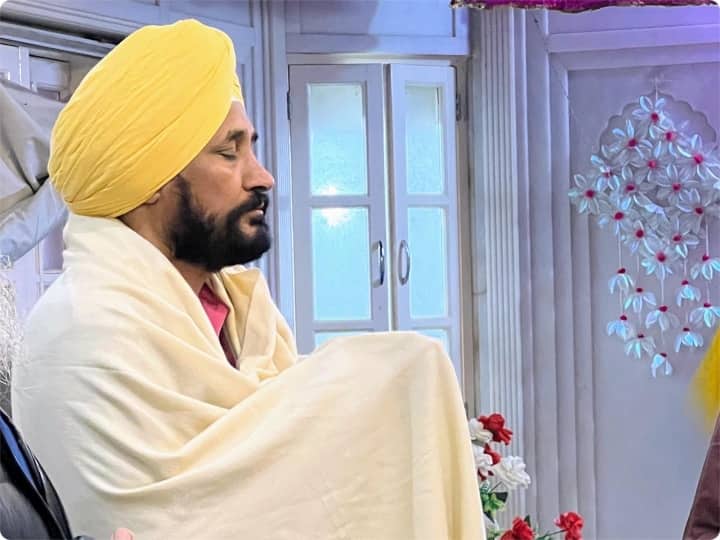 चरणजीत सिंह चन्नी ने अपने राजनीतिक विरोधियों पर निशाना साधते हुए उन पर चमकौर साहिब के लोगों की आवाज दबाने के लिए हाथ मिलाने का आरोप लगाया. उन्होंने कहा कि वे जितनी बार चाहें उतनी बार छापा मार सकते हैं. जितनी चाहे, उतनी फर्जी केस दर्ज कर सकते हैं. भले ही कुछ भी हो जाए, चमकौर साहिब के लोग मेरे साथ हैं.