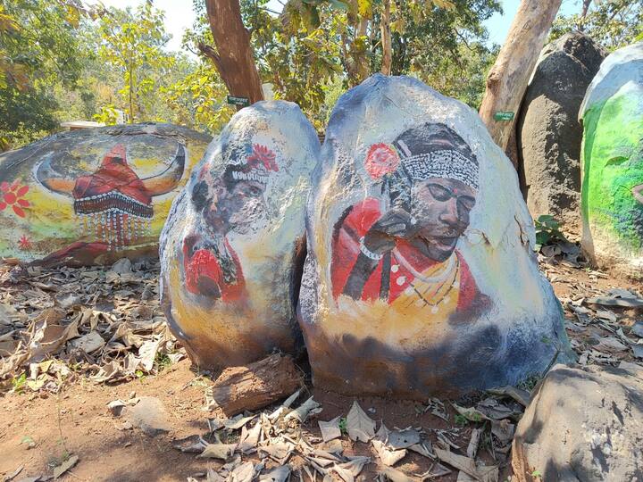 मंदिर के पुजारी ने ये भी बताया कि देव गुड़ी बन जाने से गांव वालों के लिए काफी अच्छा हो गया है, और अब इस देवगुड़ी को देखने लोग दूर-दूर से आ रहे हैं, पुजारी ने बताया कि पहले देवगुड़ी पूजा स्थल जर्जर अवस्था में था, जिला प्रशासन की तरफ से देवगुड़ी का पुन:र्निर्माण कार्य कराने से अब इसका कायाकल्प हो गया है.