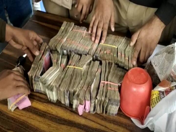 UP News: 9 lakh rupees fell from a moving bike in Aligarh, police seized money and started investigation ann UP News: अलीगढ़ में चलती बाइक से गिरे 9 लाख रुपये, पुलिस ने पैसे जब्त कर शुरू की मामले की जांच
