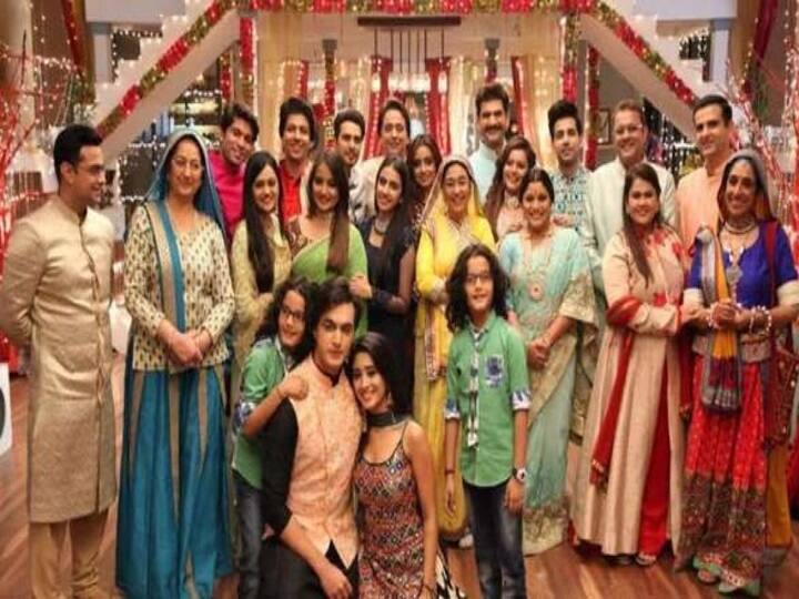 मशहूर टीवी शो 'ये रिश्ता क्या कहलाता है' (Yeh Rishta Kya Kehlata Hai ) पिछले काफी समय से दर्शकों को एंटरटेन करता आया है. बदलते वक्त के साथ शो में कई चेहरे बदल चुके हैं, इसके बावजूद सभी किरदार ने लोगों के दिलों में अपनी ख़ास जगह बनाई है. फिर चाहे वो हिना खान (Hina Khan) हों या फिर शिवांगी जोशी (Shivangi Joshi). शो में हम गोयनका और सिंघानिया के लंबे-चौड़े परिवाऱ को देखते हैं, लेकिन आज हम आपको 'ये रिश्ता क्या कहलाता है' के लीड कास्ट की रियल फैमिली से मिलवाने जा रहे हैं.