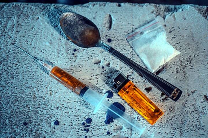 ਡਾਕਟਰਾਂ ਨੇ ਮਰੀਜ਼ ਦੇ ਪਿਸ਼ਾਬ ਦੀ ਜਾਂਚ ਨਹੀਂ ਕੀਤੀ ਕਿਉਂਕਿ ਉਸ ਨੂੰ ਦਵਾਈ ਲੈਣ ਦੇ 48 ਘੰਟਿਆਂ ਬਾਅਦ ਹਸਪਤਾਲ ਵਿੱਚ ਦਾਖਲ ਕਰਵਾਇਆ ਗਿਆ ਸੀ। ਜੇਕਰ ਉਹ ਪਹਿਲਾਂ ਆ ਜਾਂਦਾ ਤਾਂ ਪਤਾ ਲੱਗ ਜਾਣਾ ਸੀ ਕਿ ਮਰੀਜ਼ ਨੇ ਸੂਈ ਰਾਹੀਂ ਸਰੀਰ ਵਿੱਚ ਕਿੰਨੀ ਮਾਤਰਾ ਵਿੱਚ ਨਸ਼ੇ ਦਾ ਟੀਕਾ ਲਗਾਇਆ ਸੀ। ਡਾਕਟਰਾਂ ਨੇ ਚੇਤਾਵਨੀ ਜਾਰੀ ਕੀਤੀ ਹੈ ਕਿ ਸਰੀਰ ਵਿੱਚ ਕਿਤੇ ਵੀ ਨਸ਼ੇ ਦਾ ਟੀਕਾ ਲਗਾਉਣਾ ਸਿਹਤ ਲਈ ਠੀਕ ਨਹੀਂ ਹੈ। ਪਰ ਇਸ ਨੂੰ ਸਰੀਰ ਦੇ ਅਜਿਹੇ ਹਿੱਸਿਆਂ 'ਤੇ ਨਹੀਂ ਲਗਾਉਣਾ ਚਾਹੀਦਾ... ਕਿਉਂਕਿ ਇਸ ਨਾਲ ਭਾਰੀ ਨੁਕਸਾਨ ਹੋ ਸਕਦਾ ਹੈ।