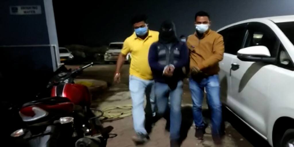 Paschim Burdwan : 3 arrested while trying to escape after looting money at Andal Paschim Burdwan : বেতনের টাকা লুঠে পালানোর সময় নোট ছুড়ে পুলিশকে আটকানোর চেষ্টা ! গ্রেফতার ৩